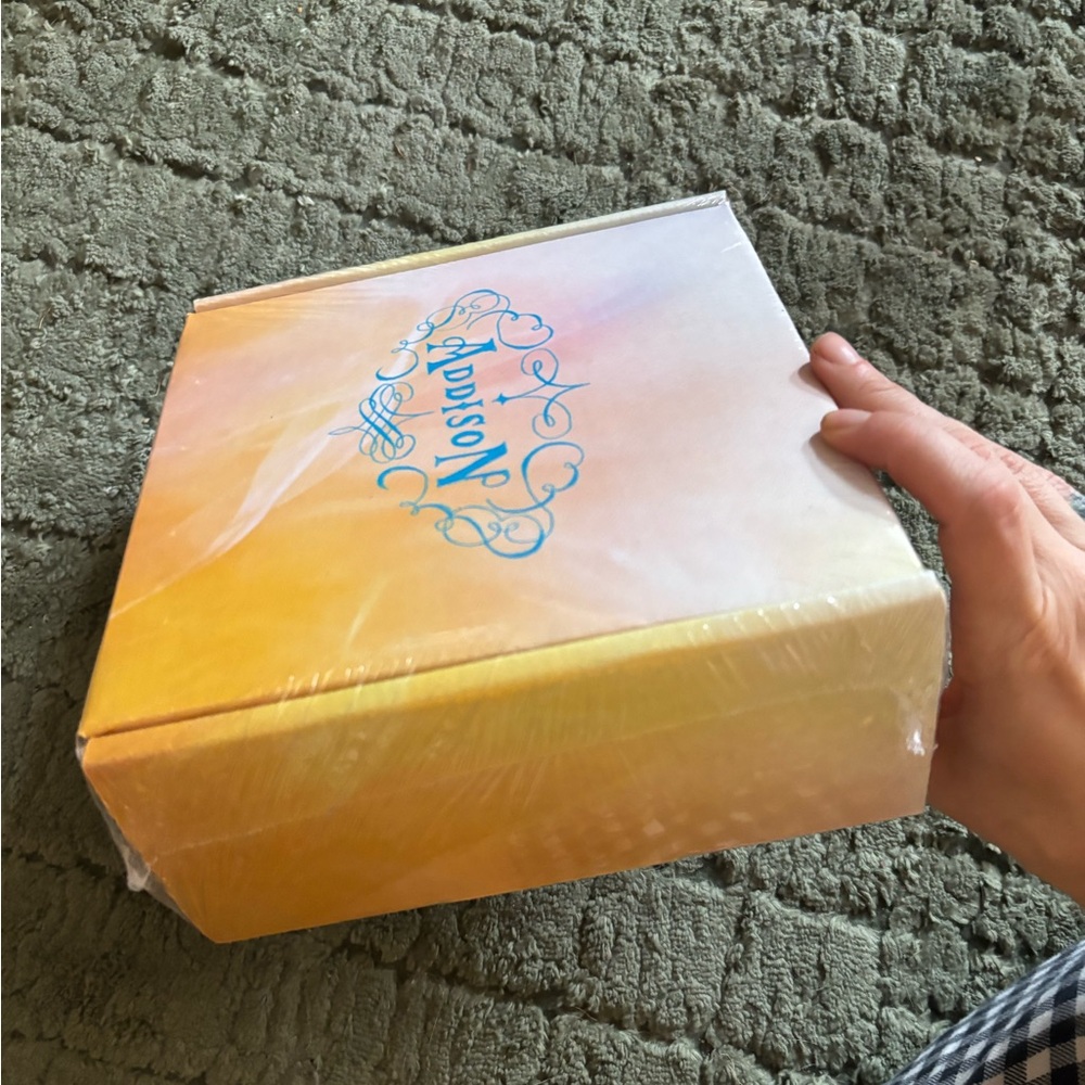 Addison Rae T-shirt + CD Box set Rare - Picture 3 of 5